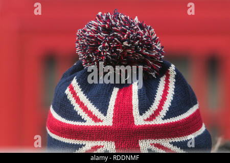 Londra, Regno Unito. 18 gennaio, 2019. Un pedone che indossa il cappello con un unione jack in un freddo giorno di Londra con temperature di congelamento Credito: amer ghazzal/Alamy Live News Foto Stock