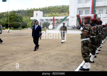 Antananarivo. 18 gennaio, 2019. Hery Rajaonarimampianina recensioni della guardia d'onore dopo il trasferimento di potenza di Antananarivo, capitale del Madagascar a gennaio 18, 2019. Il trasferimento di potenza tra il Madagascar è il Presidente uscente Rajaonarimampianina hery e presidente in arrivo Andry Rajoelina si è svolta venerdì nella capitale, Antananarivo, in presenza del presidente ad interim Rivo Rakotovao. Credito: Sitraka Rajaonarison/Xinhua/Alamy Live News Foto Stock