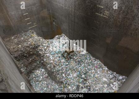 Tokyo, Giappone. 18 gennaio, 2019. Una gru che trasportano il cestino è vista da una finestra alla barra Gomi-Pit (Waste-Pit Bar) a Tokyo occidentale della città di Musashino. Il bar è temporaneo istituito all'interno delle strutture di Musashino Centro pulito dove i clienti possono apprezzare un calcestruzzo rifiuti pit vista mentre godono di bere e mangiare cibo sano. Il progetto mira alla coscienza di persone di questioni ambientali e di smaltimento dei rifiuti. Credito: Rodrigo Reyes Marin/ZUMA filo/Alamy Live News Foto Stock