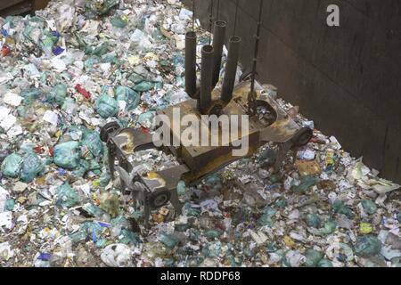 Tokyo, Giappone. 18 gennaio, 2019. Una gru che trasportano il cestino è vista da una finestra alla barra Gomi-Pit (Waste-Pit Bar) a Tokyo occidentale della città di Musashino. Il bar è temporaneo istituito all'interno delle strutture di Musashino Centro pulito dove i clienti possono apprezzare un calcestruzzo rifiuti pit vista mentre godono di bere e mangiare cibo sano. Il progetto mira alla coscienza di persone di questioni ambientali e di smaltimento dei rifiuti. Credito: Rodrigo Reyes Marin/ZUMA filo/Alamy Live News Foto Stock