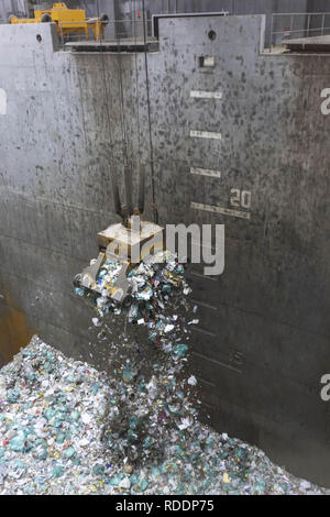 Tokyo, Giappone. 18 gennaio, 2019. Una gru che trasportano il cestino è vista da una finestra alla barra Gomi-Pit (Waste-Pit Bar) a Tokyo occidentale della città di Musashino. Il bar è temporaneo istituito all'interno delle strutture di Musashino Centro pulito dove i clienti possono apprezzare un calcestruzzo rifiuti pit vista mentre godono di bere e mangiare cibo sano. Il progetto mira alla coscienza di persone di questioni ambientali e di smaltimento dei rifiuti. Credito: Rodrigo Reyes Marin/ZUMA filo/Alamy Live News Foto Stock