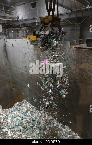 Tokyo, Giappone. 18 gennaio, 2019. Una gru che trasportano il cestino è vista da una finestra alla barra Gomi-Pit (Waste-Pit Bar) a Tokyo occidentale della città di Musashino. Il bar è temporaneo istituito all'interno delle strutture di Musashino Centro pulito dove i clienti possono apprezzare un calcestruzzo rifiuti pit vista mentre godono di bere e mangiare cibo sano. Il progetto mira alla coscienza di persone di questioni ambientali e di smaltimento dei rifiuti. Credito: Rodrigo Reyes Marin/ZUMA filo/Alamy Live News Foto Stock