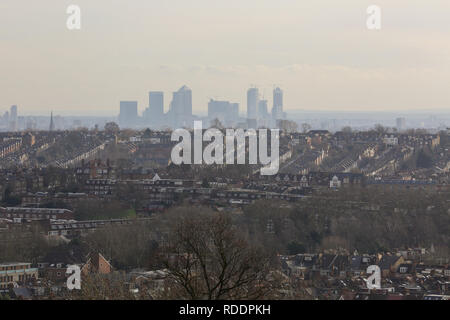 Londra, Regno Unito. 18 gennaio, 2019. Il quartiere finanziario di Londra è visto da Alexandra Palace in una fredda giornata soleggiata nella capitale. Credito: Dinendra Haria/SOPA Immagini/ZUMA filo/Alamy Live News Foto Stock