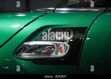 Bruxelles, Belgio. 18 gennaio, 2019. Una Mini Cooper 60 year Anniversary Edition auto è visto durante la sua prima mondiale al 97th Bruxelles Motor Show di Expo di Bruxelles a Bruxelles, Belgio, Gennaio 18, 2019. La 97th Bruxelles Motor Show sarà aperta al pubblico dal 19 gennaio a gen. Credito: Zheng Huansong/Xinhua/Alamy Live News Foto Stock