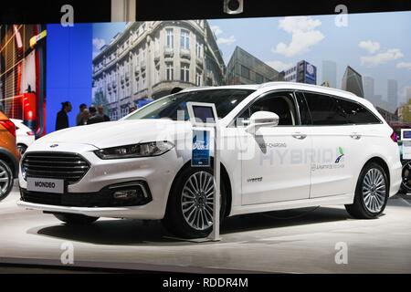 Bruxelles, Belgio. 18 gennaio, 2019. Una Ford Mondeo Clipper automobile ibrida è visto durante la sua prima mondiale al 97th Bruxelles Motor Show di Expo di Bruxelles a Bruxelles, Belgio, Gennaio 18, 2019. La 97th Bruxelles Motor Show sarà aperta al pubblico dal 19 gennaio a gen. Credito: Zheng Huansong/Xinhua/Alamy Live News Foto Stock