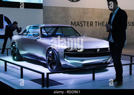 Bruxelles, Belgio. 18 gennaio, 2019. I visitatori osservano una Peugeot E-leggenda concept car al 97th Bruxelles Motor Show di Expo di Bruxelles a Bruxelles, Belgio, Gennaio 18, 2019. La 97th Bruxelles Motor Show sarà aperta al pubblico dal 19 gennaio a gen. Credito: Zheng Huansong/Xinhua/Alamy Live News Foto Stock