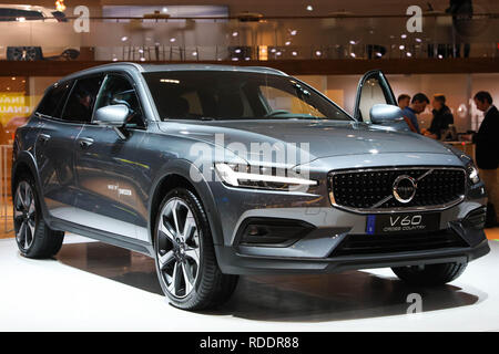 Bruxelles, Belgio. 18 gennaio, 2019. Una Volvo V60 Cross Country auto è visto durante la sua premiere europeo al 97th Bruxelles Motor Show di Expo di Bruxelles a Bruxelles, Belgio, Gennaio 18, 2019. La 97th Bruxelles Motor Show sarà aperta al pubblico dal 19 gennaio a gen. Credito: Zheng Huansong/Xinhua/Alamy Live News Foto Stock