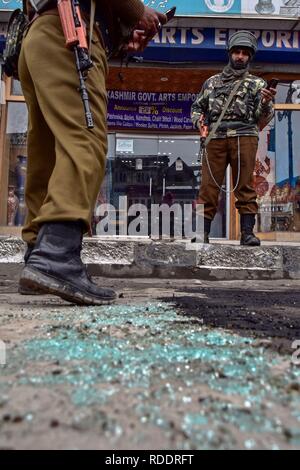 Srinagar Kashmir. 18 gennaio 2019. Di paramilitari troopers visto scattare foto accanto al sito dopo l'attacco granata. Militanti lobbed una granata su un partito di polizia a Srinagar città, danneggiare alcuni negozi nelle vicinanze ma non ci sono stati rapporti di eventuali incidenti, polizia ha detto. L'attacco giunge a meno di dieci giorni prima del giorno della Repubblica celebrazioni. Sicurezza nella valle del Kashmir è stata aumentata davanti a India del settantesimo giorno della Repubblica. Credito: SOPA Immagini limitata/Alamy Live News Foto Stock