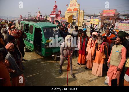 Di Allahabad, Uttar Pradesh, India. 18 gennaio, 2019. Di Allahabad: un sadhu mostrano la sua abilità alla sua tenda durante il Kumbh festival di Allahabad. Credito: Prabhat Kumar Verma/ZUMA filo/Alamy Live News Foto Stock