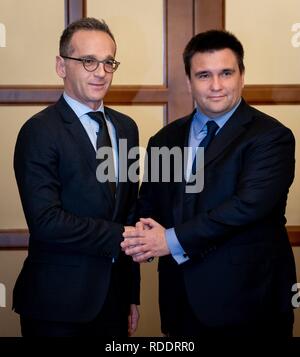 Kiew, Ucraina. 18 gennaio, 2019. Heiko Maas (SPD, l), il ministro degli Affari Esteri, è stato ricevuto dal suo omologo ucraino Pawlo Klimkin all'Ucraina il Ministero degli Esteri. Gli argomenti principali del viaggio sono la crisi in Ucraina, gli sforzi di pace in Siria e la disputa sul trattato INF nucleare il divieto di medio raggio a missili. Credito: Kay Nietfeld/dpa/Alamy Live News Foto Stock