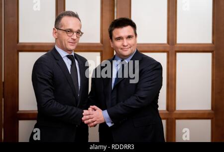 Kiew, Ucraina. 18 gennaio, 2019. Heiko Maas (SPD, l), il ministro degli Affari Esteri, è stato ricevuto dal suo omologo ucraino Pawlo Klimkin all'Ucraina il Ministero degli Esteri. Gli argomenti principali del viaggio sono la crisi in Ucraina, gli sforzi di pace in Siria e la disputa sul trattato INF nucleare il divieto di medio raggio a missili. Credito: Kay Nietfeld/dpa/Alamy Live News Foto Stock