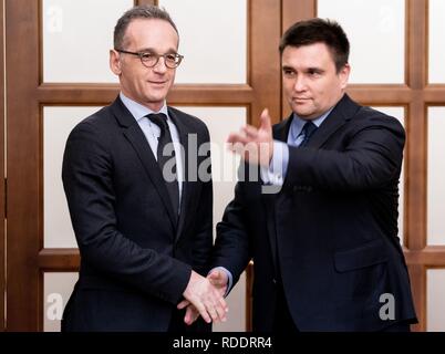 Kiew, Ucraina. 18 gennaio, 2019. Heiko Maas (SPD, l), il ministro degli Affari Esteri, è stato ricevuto dal suo omologo ucraino Pawlo Klimkin all'Ucraina il Ministero degli Esteri. Gli argomenti principali del viaggio sono la crisi in Ucraina, gli sforzi di pace in Siria e la disputa sul trattato INF nucleare il divieto di medio raggio a missili. Credito: Kay Nietfeld/dpa/Alamy Live News Foto Stock