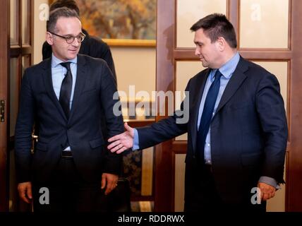 Kiew, Ucraina. 18 gennaio, 2019. Heiko Maas (SPD, l), il ministro degli Affari Esteri, è stato ricevuto dal suo omologo ucraino Pawlo Klimkin all'Ucraina il Ministero degli Esteri. Gli argomenti principali del viaggio sono la crisi in Ucraina, gli sforzi di pace in Siria e la disputa sul trattato INF nucleare il divieto di medio raggio a missili. Credito: Kay Nietfeld/dpa/Alamy Live News Foto Stock