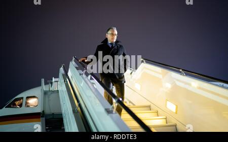 Kiew, Ucraina. 18 gennaio, 2019. Heiko Maas (SPD), il ministro degli Esteri, sta andando giù per la passerella di Airbus A321 della tedesca Air Force dopo il volo da Mosca a Kiev. I principali argomenti del Maas viaggio sono la crisi in Ucraina, gli sforzi di pace in Siria e la disputa sul trattato INF divieto di medio raggio missili nucleari. Credito: Kay Nietfeld/dpa/Alamy Live News Foto Stock