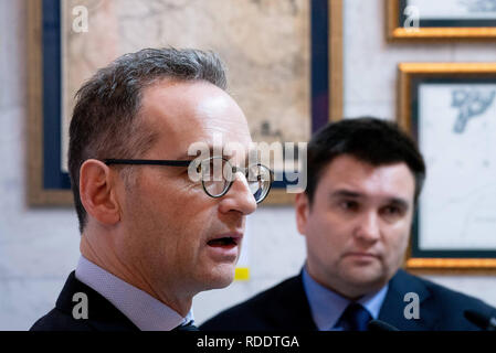 Kiew, Ucraina. 18 gennaio, 2019. Heiko Maas (l, SPD), Ministro degli Esteri e il suo omologo ucraino Pawlo Klimkin dare una conferenza stampa presso il Ministero degli Affari Esteri. I principali argomenti del Maas viaggio sono la crisi in Ucraina, gli sforzi di pace in Siria e la disputa sul trattato INF divieto di medio raggio missili nucleari. Credito: Kay Nietfeld/dpa/Alamy Live News Foto Stock