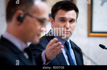 Kiew, Ucraina. 18 gennaio, 2019. Heiko Maas (l, SPD), Ministro degli Esteri e il suo omologo ucraino Pawlo Klimkin dare una conferenza stampa presso il Ministero degli Affari Esteri. I principali argomenti del Maas viaggio sono la crisi in Ucraina, gli sforzi di pace in Siria e la disputa sul trattato INF divieto di medio raggio missili nucleari. Credito: Kay Nietfeld/dpa/Alamy Live News Foto Stock