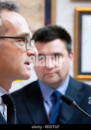 Kiew, Ucraina. 18 gennaio, 2019. Heiko Maas (l, SPD), Ministro degli Esteri e il suo omologo ucraino Pawlo Klimkin dare una conferenza stampa presso il Ministero degli Affari Esteri. I principali argomenti del Maas viaggio sono la crisi in Ucraina, gli sforzi di pace in Siria e la disputa sul trattato INF divieto di medio raggio missili nucleari. Credito: Kay Nietfeld/dpa/Alamy Live News Foto Stock