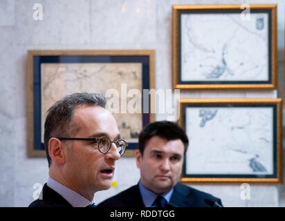 Kiew, Ucraina. 18 gennaio, 2019. Heiko Maas (l, SPD), Ministro degli Esteri e il suo omologo ucraino Pawlo Klimkin dare una conferenza stampa presso il Ministero degli Affari Esteri. I principali argomenti del Maas viaggio sono la crisi in Ucraina, gli sforzi di pace in Siria e la disputa sul trattato INF divieto di medio raggio missili nucleari. Credito: Kay Nietfeld/dpa/Alamy Live News Foto Stock