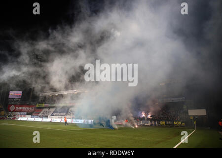 SINT-TRUIDEN, Belgio - 18 Gennaio : illustrazione immagine mostra fuochi d'artificio durante la Jupiler Pro League Match Day 22 tra Stvv e KRC Genk il 18 gennaio 2019 in Sint-Truiden, Belgio. (Foto di Vincent Van Doornick/Isosport) Foto Stock