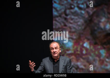 18 gennaio 2019, Renania-Palatinato, Mainz: Robert Menasse, scrittore austriaco e vincitore del Carl Zuckmayer Medal 2019, darà un discorso di ringraziamento presso lo Staatstheater. Sullo sfondo è possibile vedere un dettaglio proiezione del busto Carl-Zuckmayer in piedi in Nackenheim. La medaglia è donato in memoria dello scrittore e drammaturgo che era nato a Nackenheim. Il premio riconosce i meriti per la lingua tedesca ed è presentato annualmente. Foto: Andreas Arnold/dpa Foto Stock