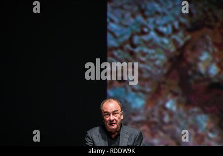 18 gennaio 2019, Renania-Palatinato, Mainz: Robert Menasse, scrittore austriaco e vincitore del 2019 Carl Zuckmayer medaglia, darà un discorso di ringraziamento presso lo Staatstheater. Sullo sfondo è possibile vedere un dettaglio proiezione del busto Carl-Zuckmayer in piedi in Nackenheim. La medaglia è donato in memoria dello scrittore e drammaturgo che era nato a Nackenheim. Il premio riconosce i meriti per la lingua tedesca ed è presentato annualmente. Foto: Andreas Arnold/dpa Foto Stock