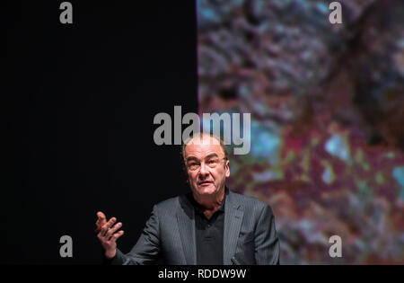 18 gennaio 2019, Renania-Palatinato, Mainz: Robert Menasse, scrittore austriaco e vincitore del Carl Zuckmayer Medal 2019, darà un discorso di ringraziamento presso lo Staatstheater. Sullo sfondo è possibile vedere un dettaglio proiezione del busto Carl-Zuckmayer in piedi in Nackenheim. La medaglia è donato in memoria dello scrittore e drammaturgo che era nato a Nackenheim. Il premio riconosce i meriti per la lingua tedesca ed è presentato annualmente. Foto: Andreas Arnold/dpa Foto Stock