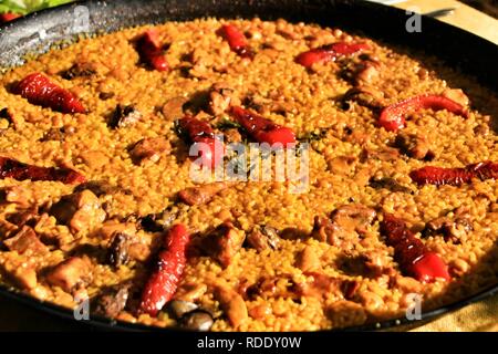 Riso paella con coniglio. Piatto tipico spagnolo. Foto Stock