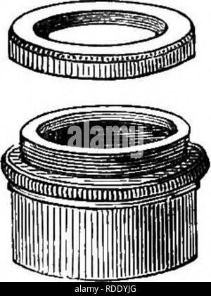 . Una pratica Treatise on l'uso del microscopio, compresi i diversi metodi di preparazione e di esame di animali, vegetali e minerali e strutture. Microscopi; microscopia. 132 Trattato pratico sul microscopio. che un nuovo coperchio può essere adattata senza problemi; il tubolare superiore è dotato di una vite, a bordo della quale il coperchio di vetro sottile o mica è prevista, oltre questo un cappuccio è avvitato per mantenere il coperchio ferma. Fig. 84 rappresenta il top tubolare, con il suo tappo a vite, e la fig. 85 una sezione dell'intero. Fig. 85. Fig. 84. strumento, una B essendo il supporto piatto, c'oggetto-pla Foto Stock