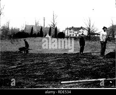 . Prati e come farli : insieme con la corretta tenuta del putting green . Prati. In inverno, dopo la massa è congelato e quando essa sosterrà trafEc, il concime può essere trasportata su di un prato e si diffonde sulla neve. Un top dressing di fine e breve il letame possono essere sparsi per l'erba in primavera earhest, prima di tl^e alberi a foglia. Scheda rendono le vie per la carriola DUE METODI DI ALIMENTAZIONE. Si prega di notare che queste immagini vengono estratte dalla pagina sottoposta a scansione di immagini che possono essere state migliorate digitalmente per la leggibilità - Colorazione e aspetto di queste illustrazioni potrebbero non perfettamente Foto Stock