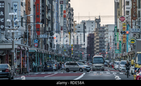 Tokyo - 27 Agosto 2018 : Tempio di Asakusa Kappabashi distretto. Tokyo il famoso attrezzature da cucina e la fornitura di carta per ristoranti Foto Stock
