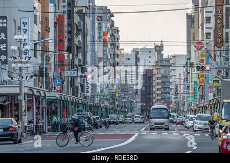 Tokyo - 27 Agosto 2018 : Tempio di Asakusa Kappabashi distretto. Tokyo il famoso attrezzature da cucina e la fornitura di carta per ristoranti Foto Stock