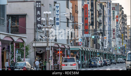 Tokyo - 27 Agosto 2018 : Tempio di Asakusa Kappabashi distretto. Tokyo il famoso attrezzature da cucina e la fornitura di carta per ristoranti Foto Stock