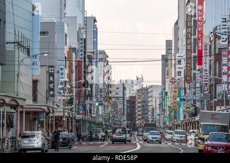 Tokyo - 27 Agosto 2018 : Tempio di Asakusa Kappabashi distretto. Tokyo il famoso attrezzature da cucina e la fornitura di carta per ristoranti Foto Stock