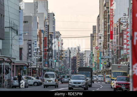Tokyo - 27 Agosto 2018 : Tempio di Asakusa Kappabashi distretto. Tokyo il famoso attrezzature da cucina e la fornitura di carta per ristoranti Foto Stock