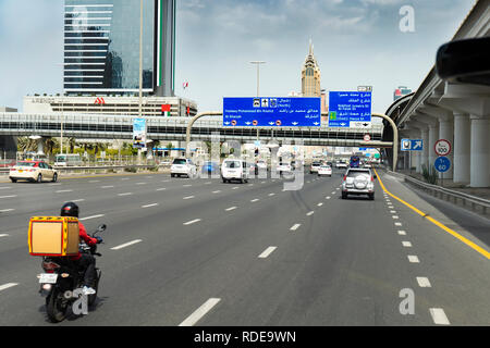 Dubai, UAE 11. 05. 2018: vista di infrastruttura di dubai autostrada con auto e una motocicletta di consegna Foto Stock