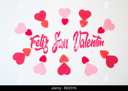 San Valentino cuori decorazioni realizzate con i colori rosso e rosa di carte e Jelly Beans e gummies. San valetine day Foto Stock