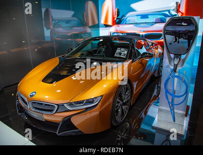 Nonthaburi, Tailandia - 4 Dicembre 2018: BMW i8 Roadster con punto di carica presentata nel motore di Expo 2018 Foto Stock