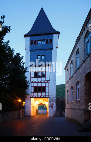 Il gate del mercato nella città vecchia al crepuscolo, Bacharach am Rhein, Renania-Palatinato, Germania, Europa mi Markttor Das in der Altstadt in der Abenddämmeru Foto Stock