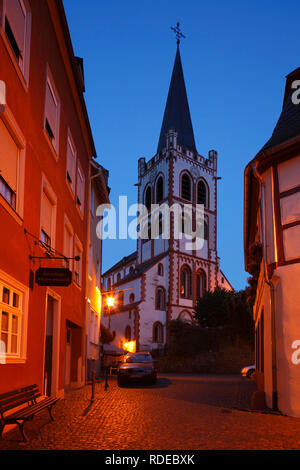 Città vecchia con la Chiesa di San Pietro al crepuscolo, Bacharach am Rhein, Renania-Palatinato, Germania, Europa mi Altstadt mit San-Peter-Kirche in der Abenddämme Foto Stock