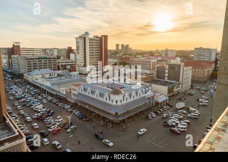 Un tramonto visto su Bulawayo CBD, Zimbabwe. Foto Stock