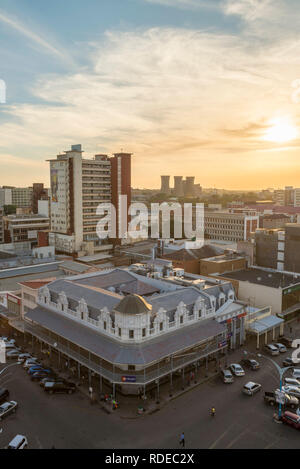 Un tramonto visto su Bulawayo CBD, Zimbabwe. Foto Stock