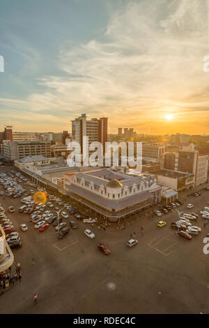 Un tramonto visto su Bulawayo CBD, Zimbabwe. Foto Stock