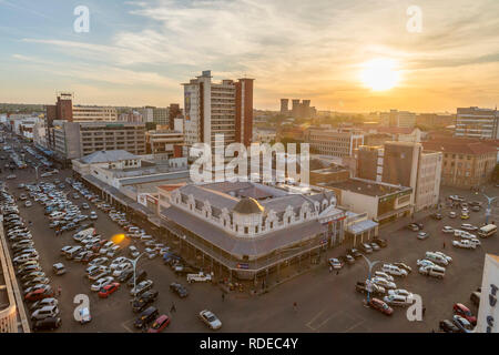 Un tramonto visto su Bulawayo CBD, Zimbabwe. Foto Stock