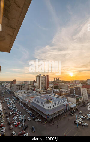 Un tramonto visto su Bulawayo CBD, Zimbabwe. Foto Stock