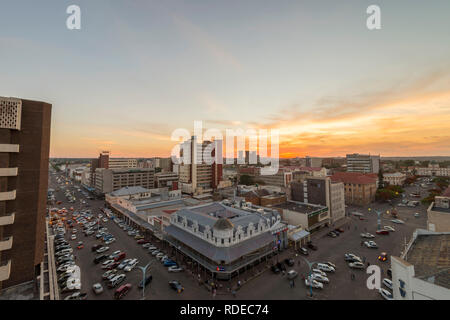 Un tramonto visto su Bulawayo CBD, Zimbabwe. Foto Stock