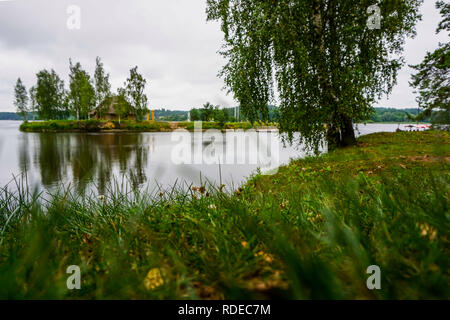 Fiume Daugava vicino Koknese. Isola con sauna nel fiume Daugava. Paesaggio con la betulla a costa Daugava. Classico paesaggio lettone. Il lettone countrysid Foto Stock