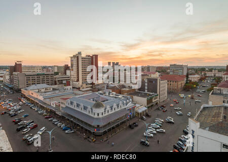 Un tramonto visto su Bulawayo CBD, Zimbabwe. Foto Stock