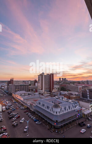 Un tramonto visto su Bulawayo CBD, Zimbabwe. Foto Stock