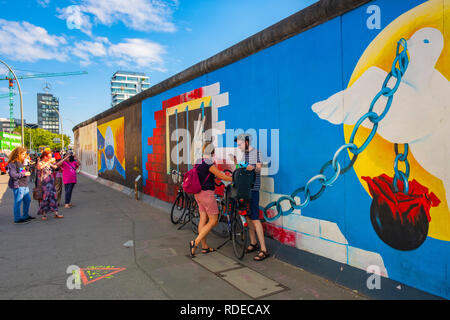 Berlin, Berlin stato / Germania - 2018/07/30: Il Museo del Muro - East Side Gallery - presentando il residuo del muro di Berlino con la street art Foto Stock