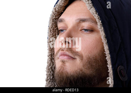 Sorridente giovane uomo in inverno caldo cappotto. Foto Stock